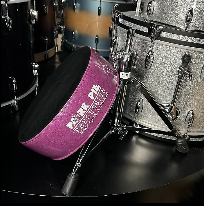 Trono redondo de pastel de cerdo con parte superior de terciopelo negro y laterales con brillo morado *EN STOCK*